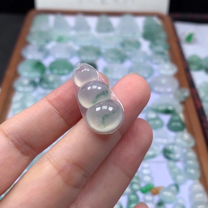 颈饰未镶嵌翡翠冰种飘花福豆