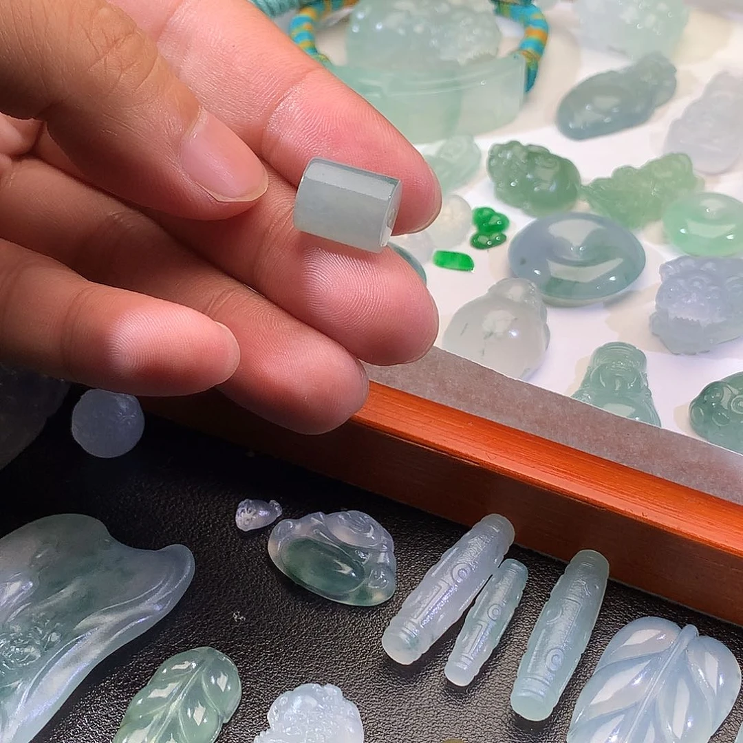 翡翠未镶嵌颈饰桶珠