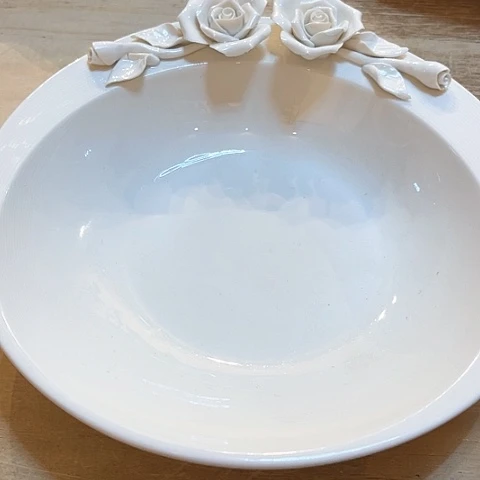白瓷23厘米深度捏花深盘微瑕