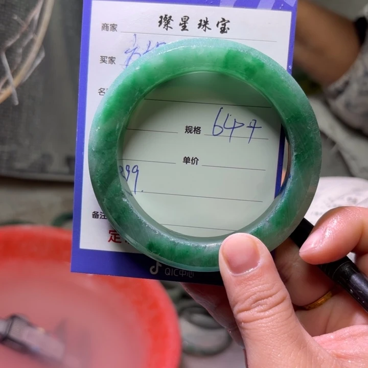 方***姐石英质玉（非洲翠）未镶嵌手镯定制