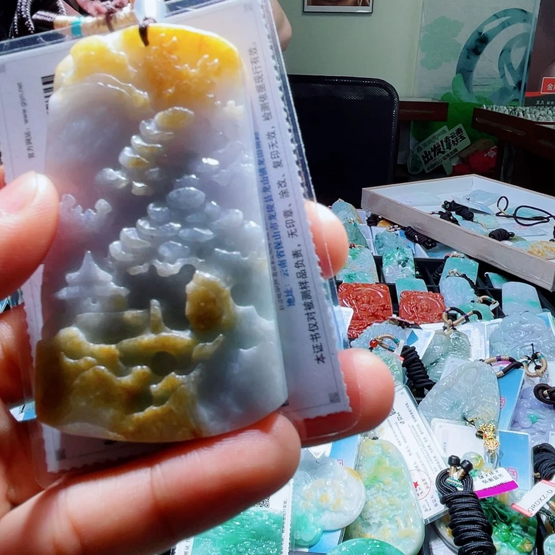 翡翠未镶嵌颈饰一个
