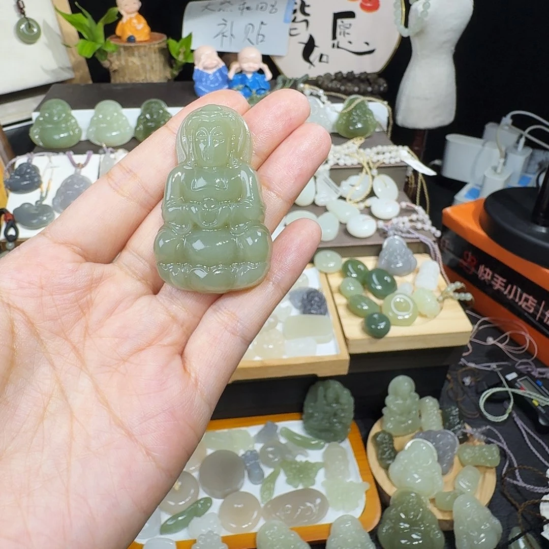 小***君和田玉未镶嵌颈饰