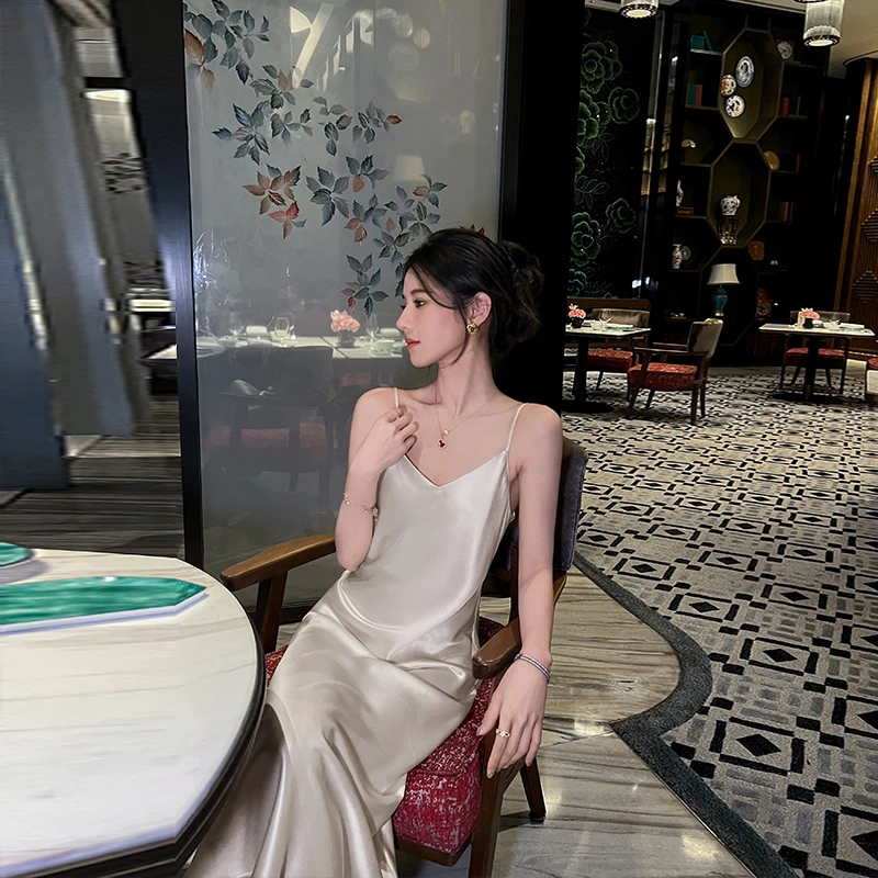 高级感缎面吊带连衣裙女夏季2025新款法式轻奢白色气质醋酸长裙子