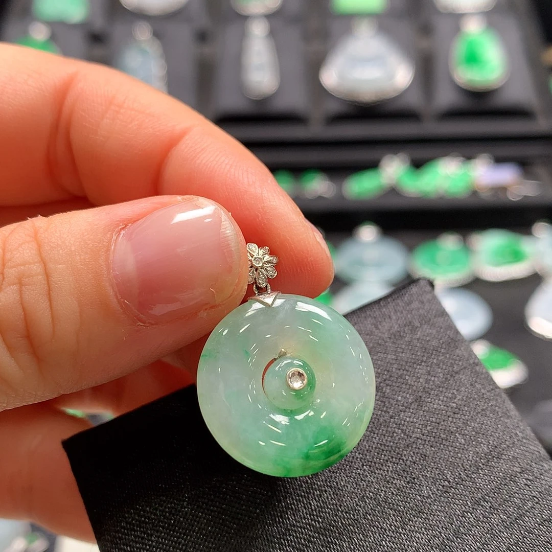 翡翠18K金镶嵌颈饰平