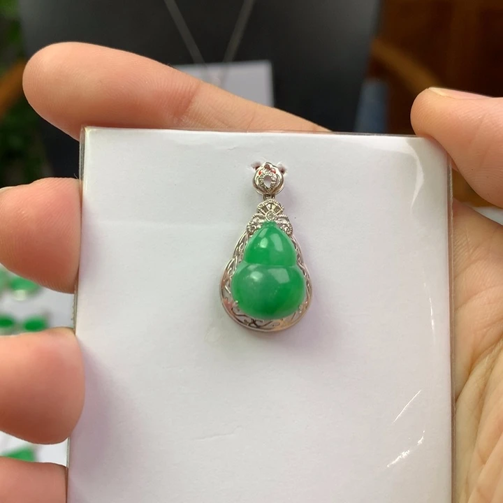 翡翠18K金镶嵌颈饰翡翠吊坠