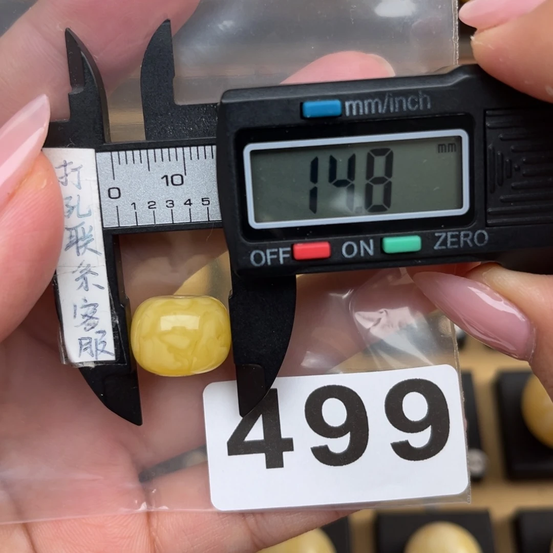 未镶嵌蜜蜡裸石人**处蜜蜡