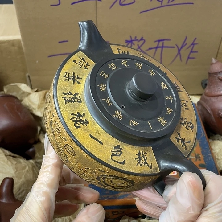 紫砂茶壶原矿泥料，纯手工制作的一把紫砂壶。