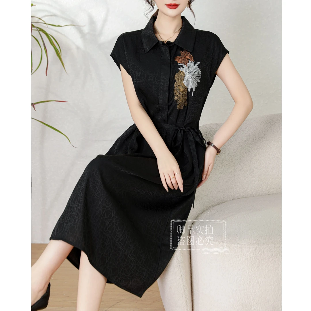 Y927精品刺绣龟裂纹连衣裙衬衫领短袖黑色阔太太系腰带长款裙子