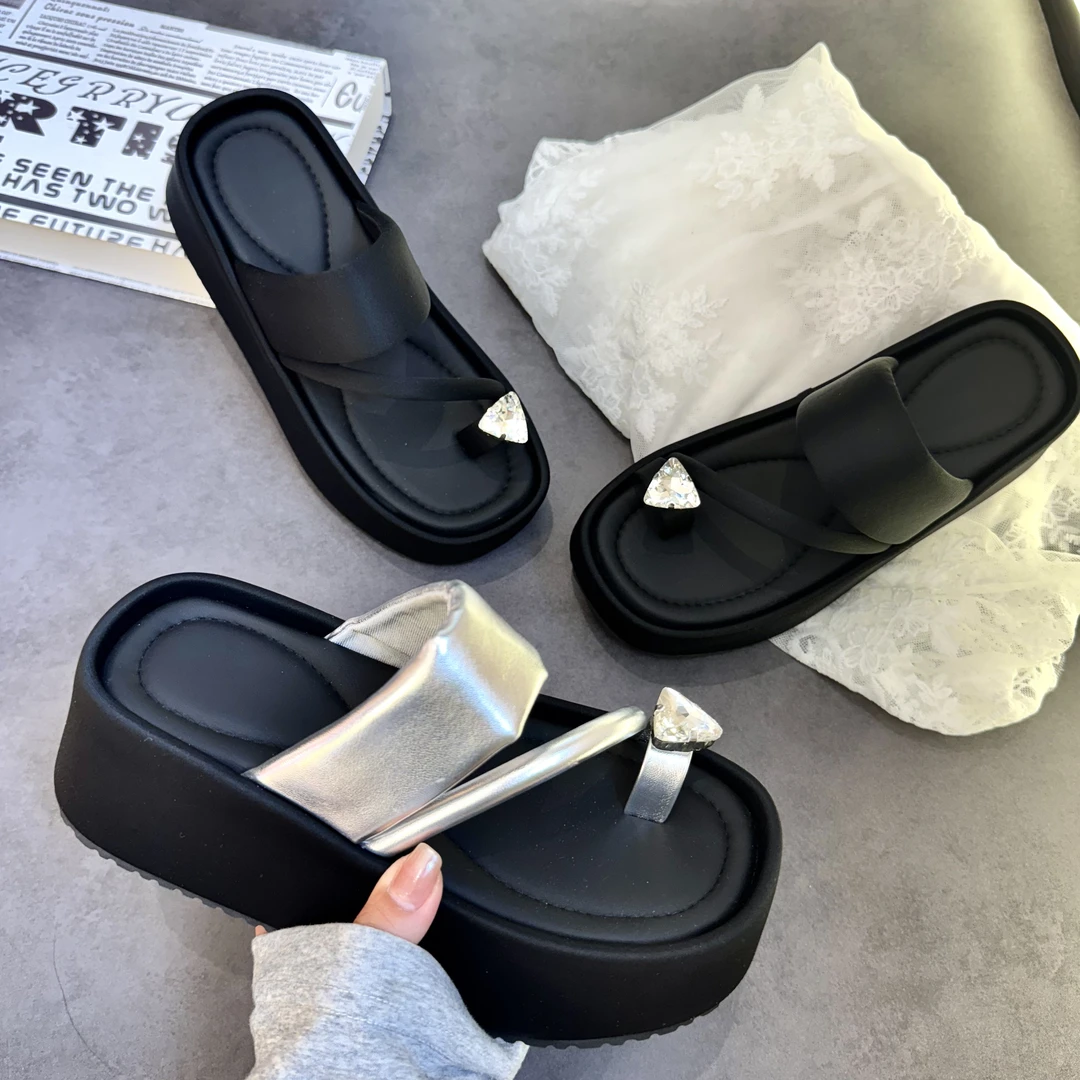 大发-沙滩厚底小个子爱心水钻一字拖外穿2025新款夏季防滑凉拖鞋