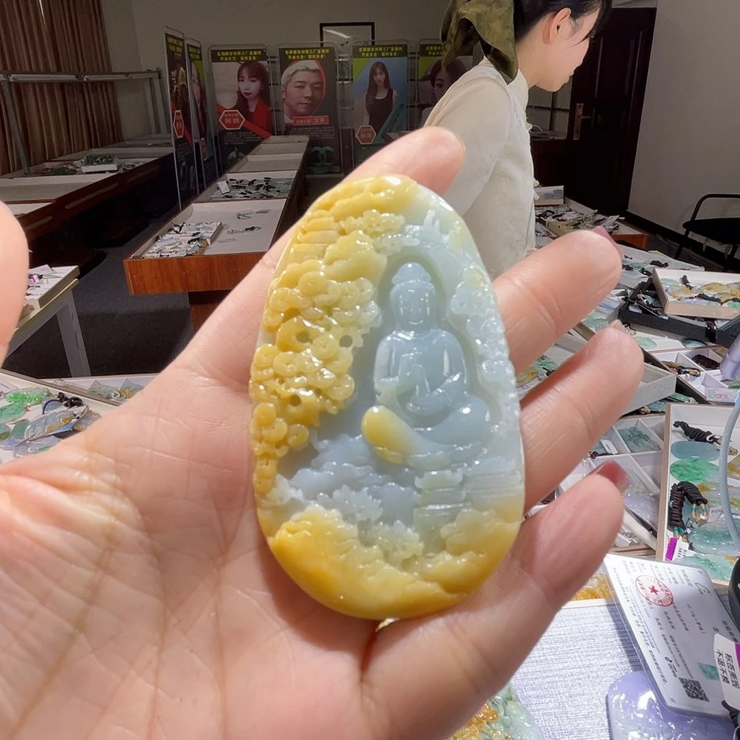 翡翠未镶嵌颈饰一个
