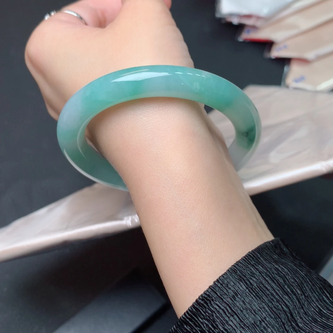 翡翠手镯未镶嵌翡翠