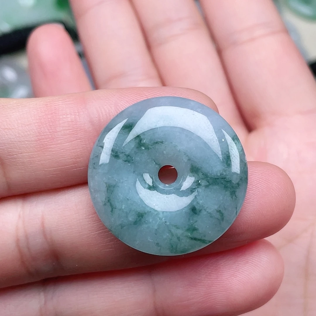 翡翠未镶嵌颈饰平安扣