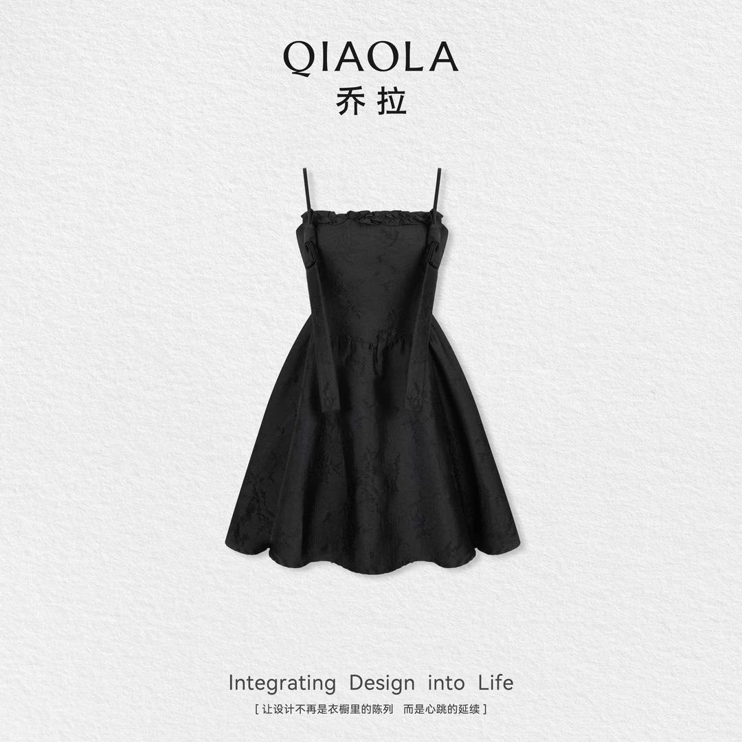 QIAOLA/乔拉【黑天鹅】秋季梭织提花木耳边领高腰收褶连衣裙预售