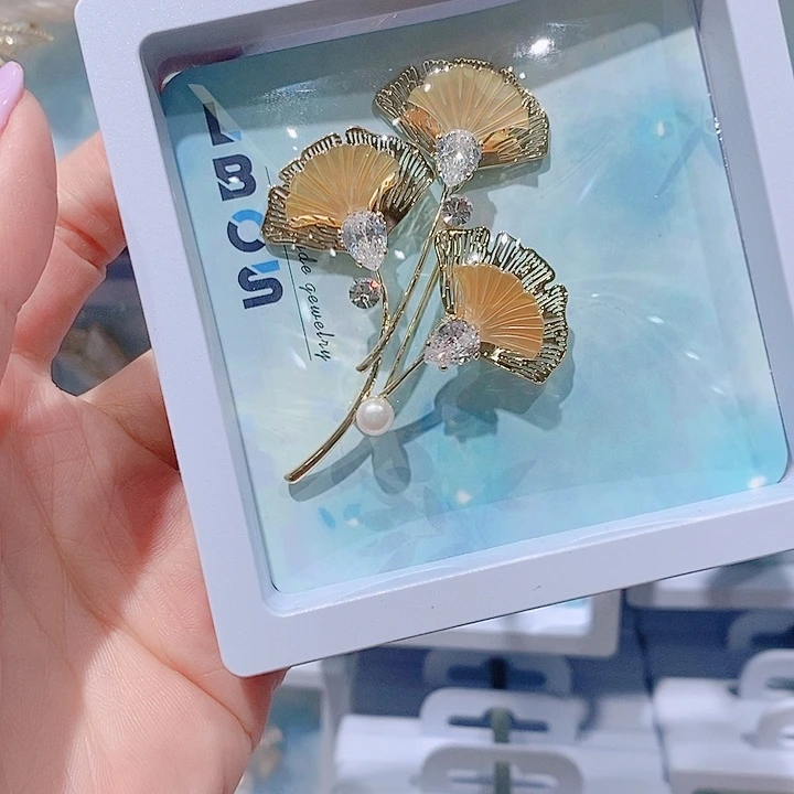 锆石铜合金银杏叶胸针