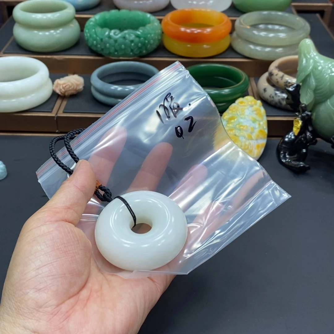 暖***的和田玉未镶嵌颈饰