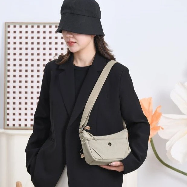 【工厂直销】斜挎包时尚从我们的女包开始有中青年中国字母数字