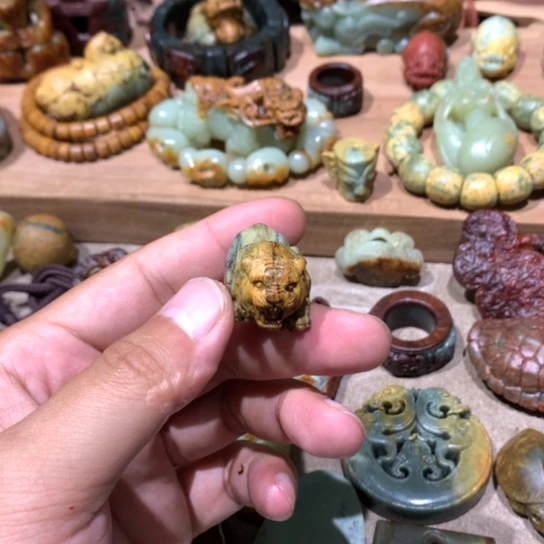 未镶嵌岫岩河磨玉（透闪石质玉）挂件
