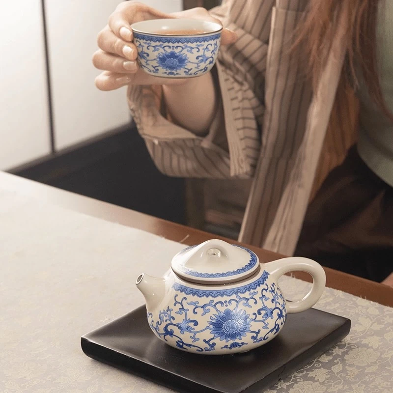 F033缠枝莲茶壶YQ--