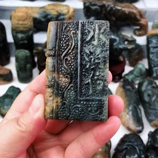 未镶嵌岫岩河磨玉（透闪石质玉）把件