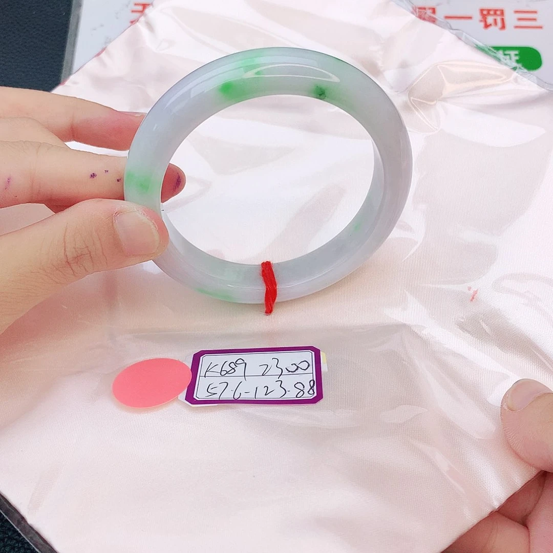 翡翠手镯未镶嵌翡翠