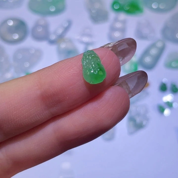 翡翠未镶嵌颈饰裸石