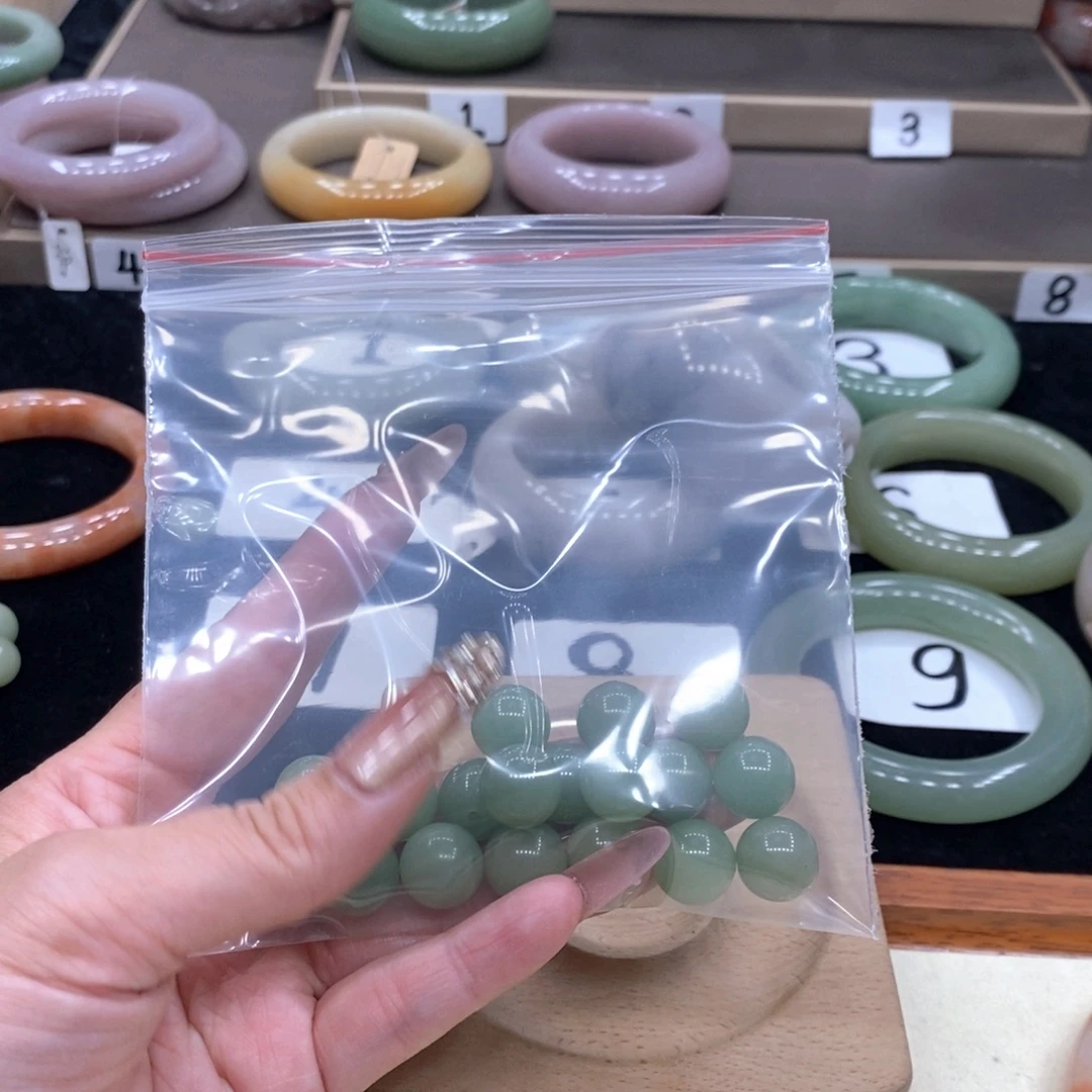 幸****石英质玉未镶嵌手镯