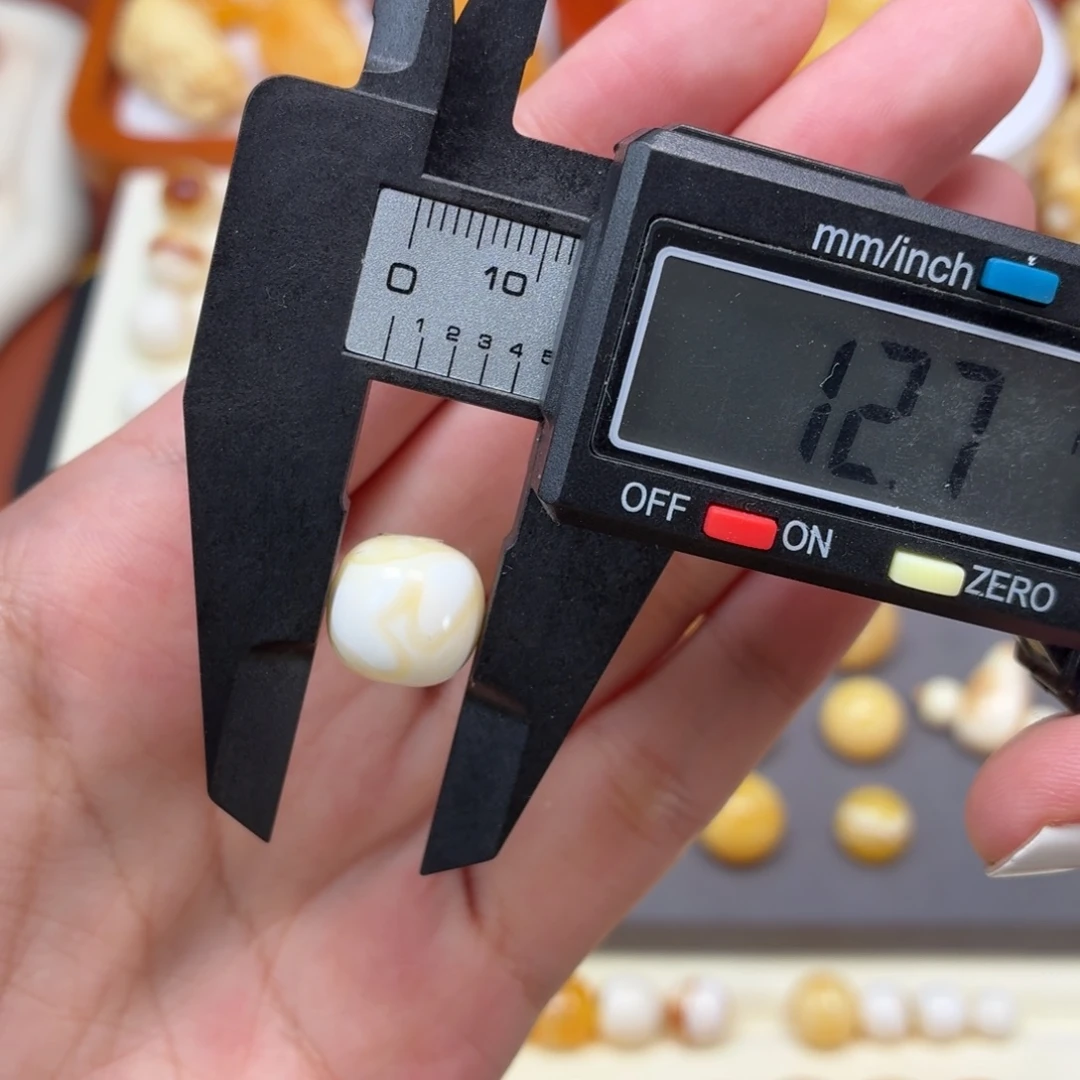 琥珀未镶嵌珠宝奇石乌料瓷白花蝴蝶老型12.7mm