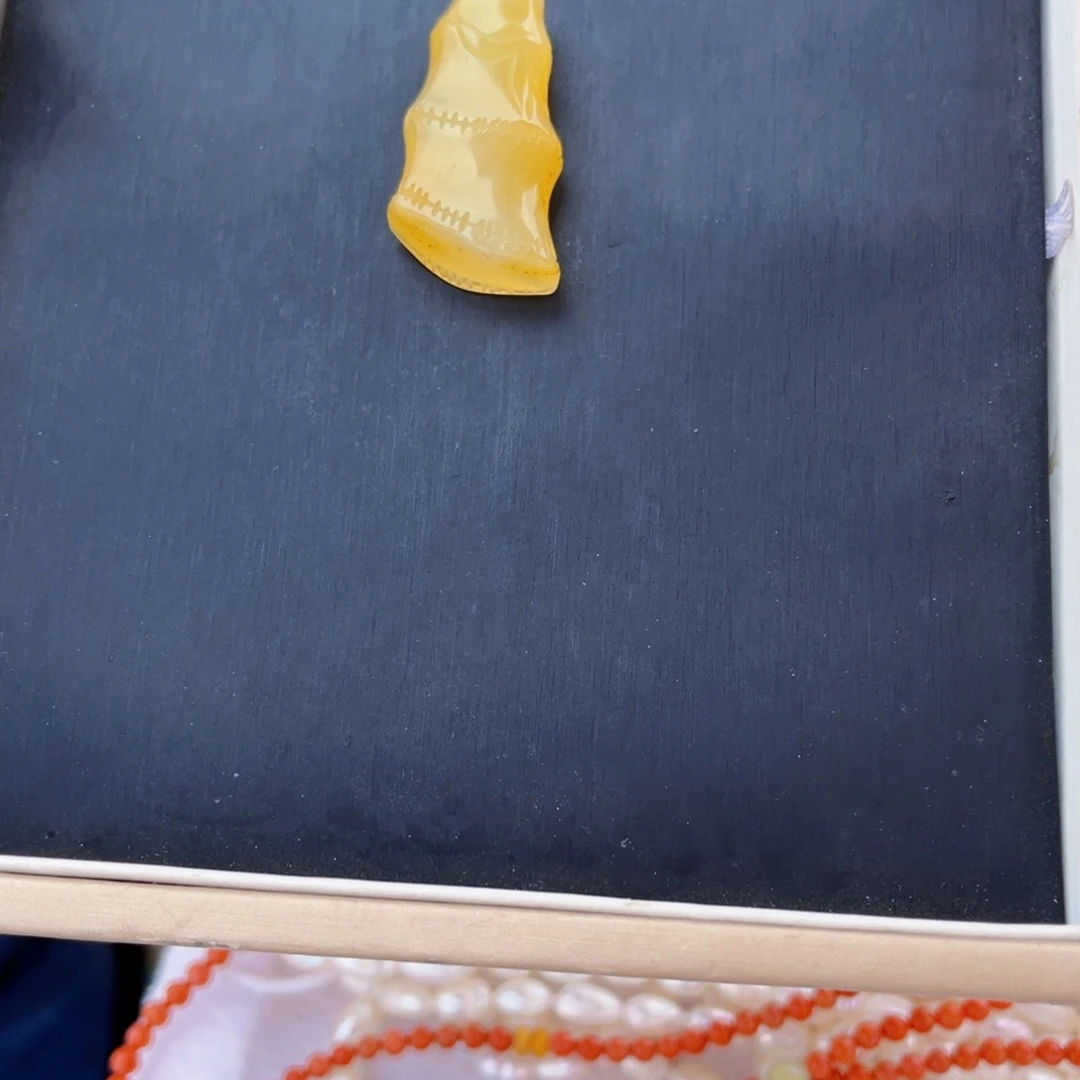 石英质玉（黄龙玉）未镶嵌颈饰