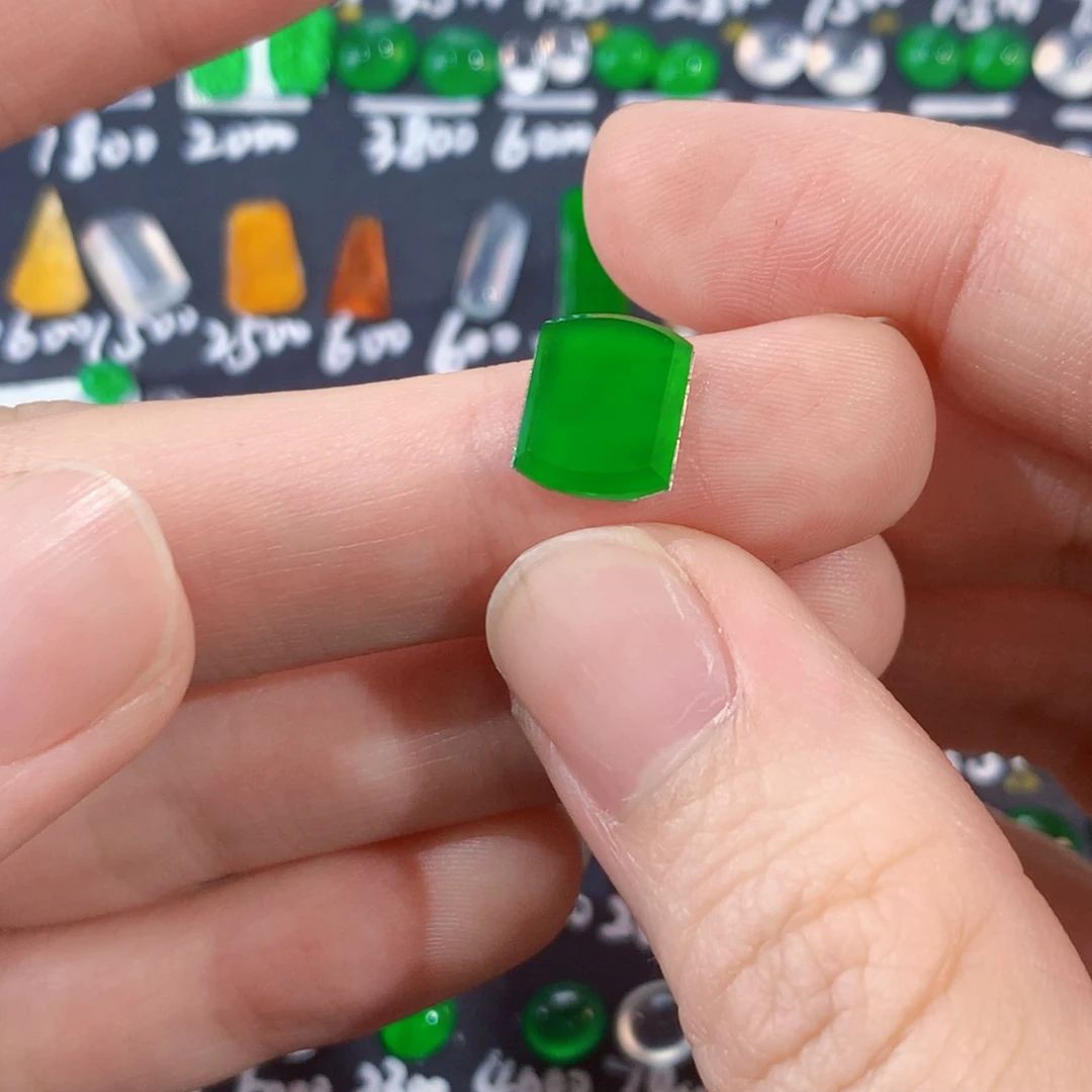 翡翠未镶嵌颈饰马鞍