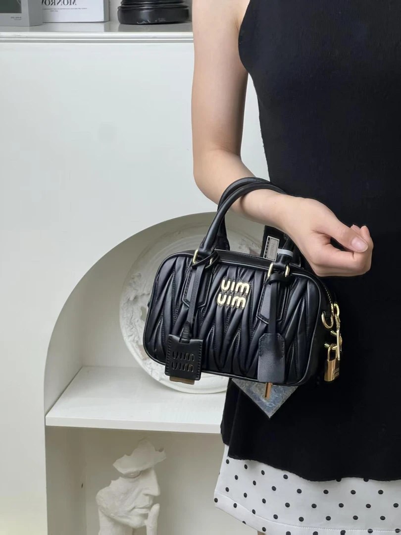 99新 MIU MIU/缪缪 保龄球黑金褶皱小号手提斜挎包/优品
