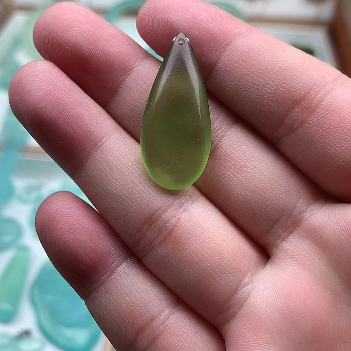 蛇纹石玉合金颈饰水滴