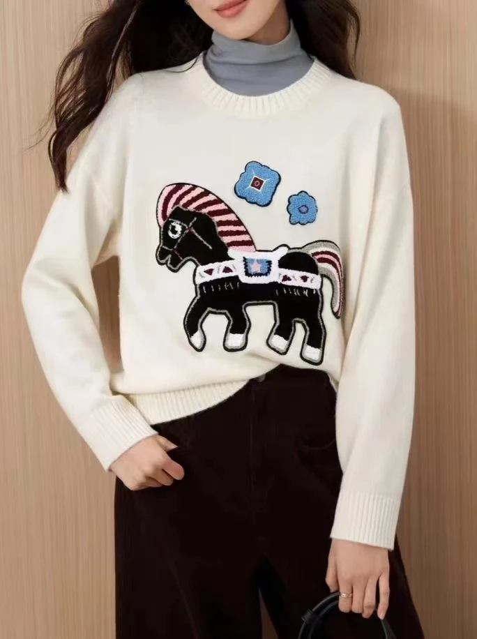 【济州岛】2025冬季：新春限定毛巾刺绣小马圆领针织毛衣