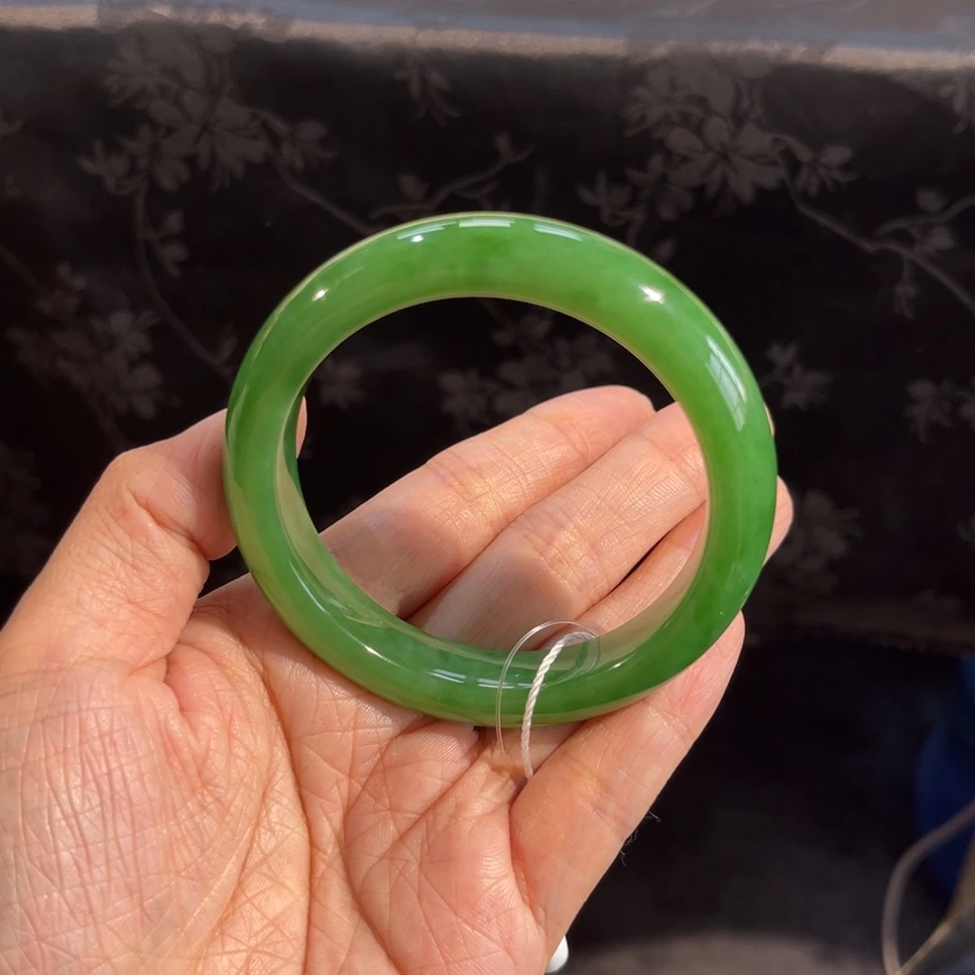 和田玉未镶嵌手镯  「俄碧 阳绿」