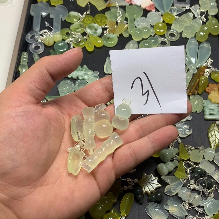 红***莲蛇纹石玉未镶嵌耳钉