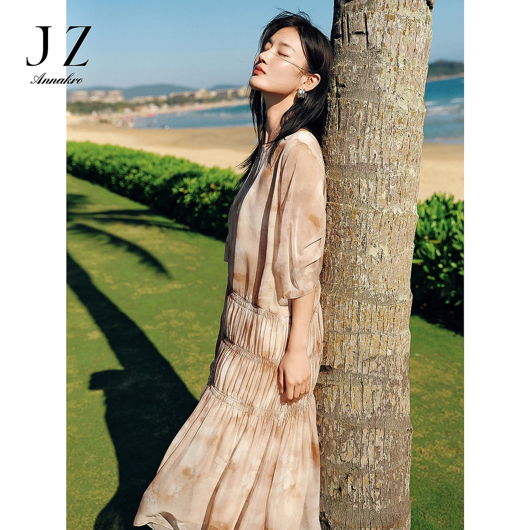 玖姿安娜蔻KWFX50116法式晕染印花打揽收腰雪纺连衣裙女2025夏