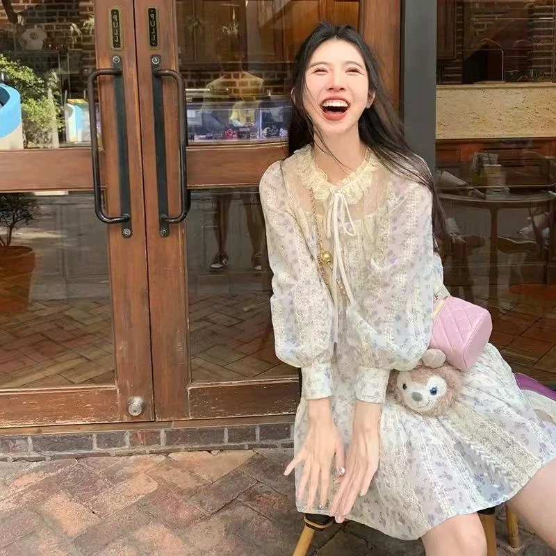 【在逃公主】紫藤花刺绣设计感拼接网纱领短款长袖碎花连衣裙