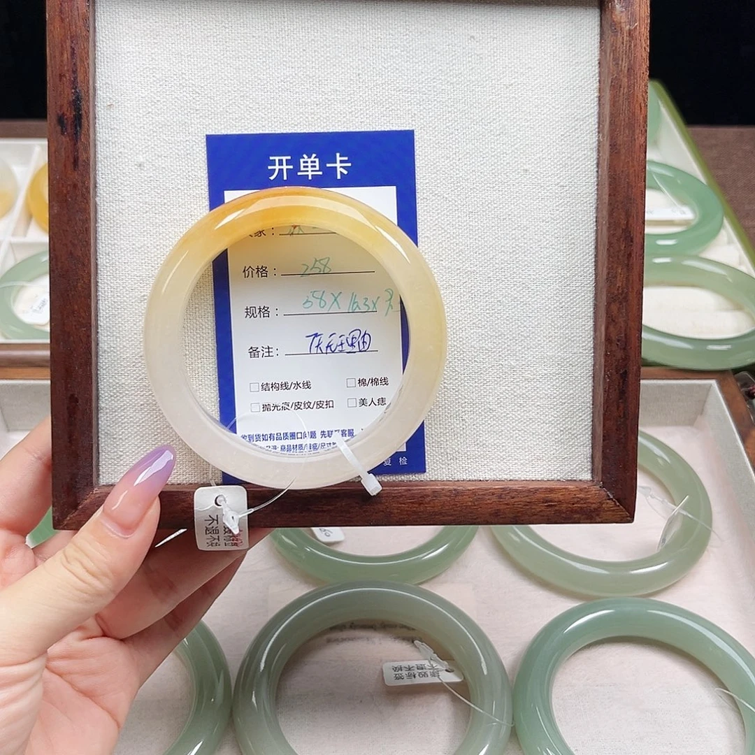 沐***宁未镶嵌手镯石英质玉