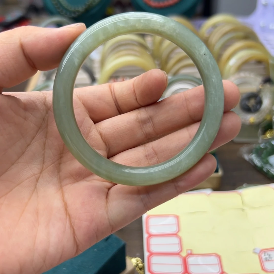 和田玉手镯未镶嵌57圈围402瑕