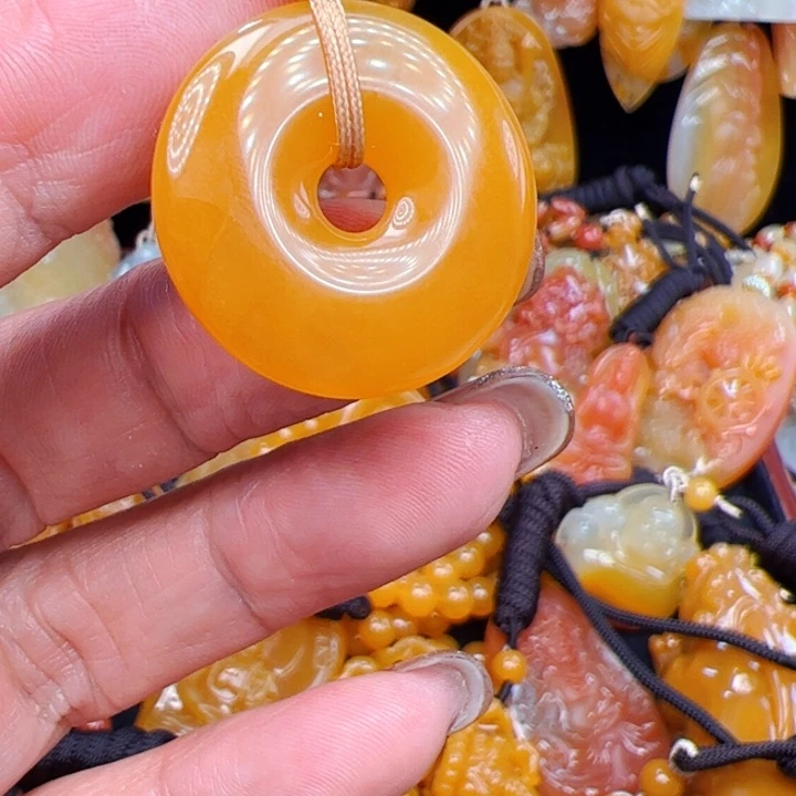 石英质玉(黄龙玉)合金颈饰