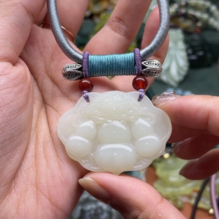 蛇纹石玉吊坠合金