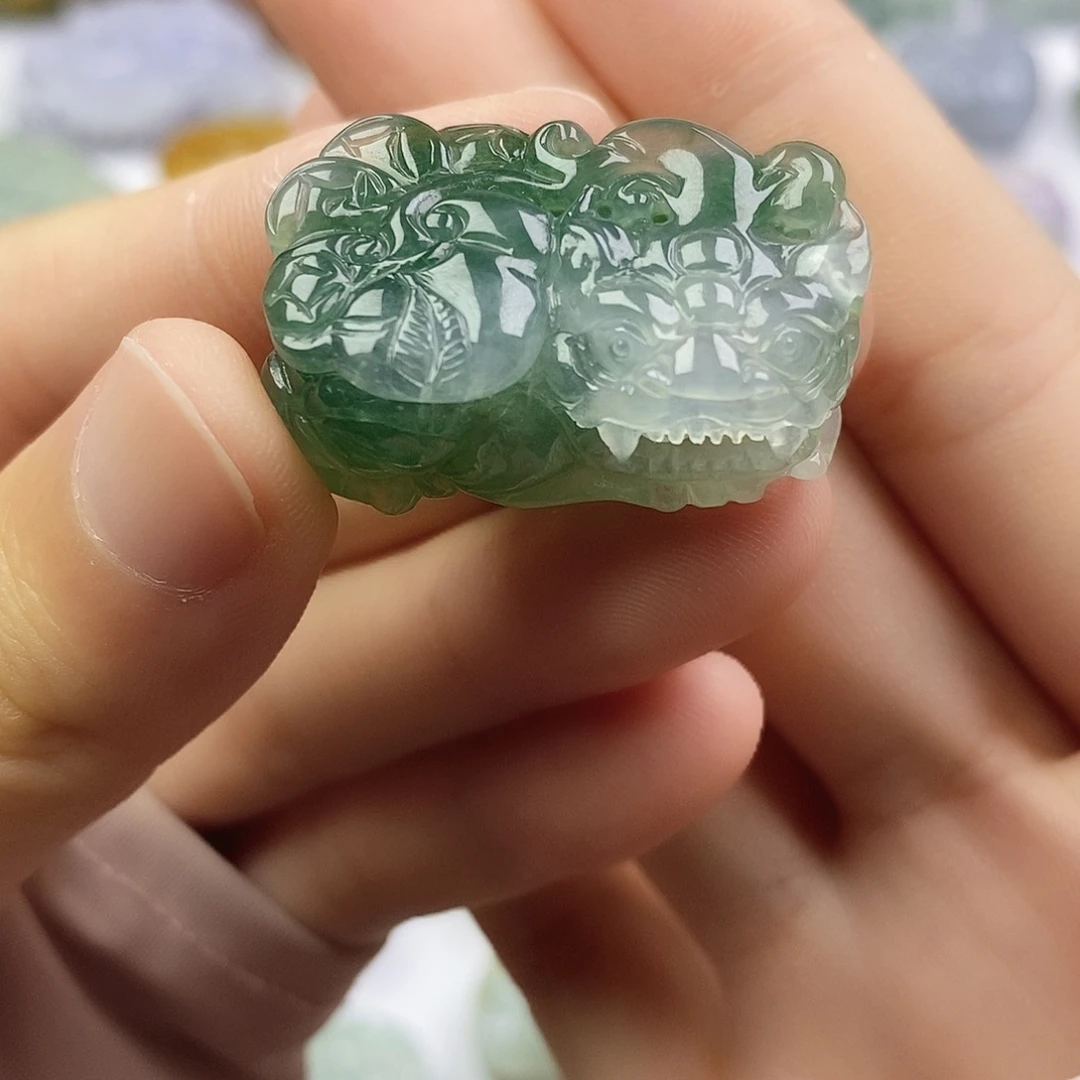 翡翠未镶嵌颈饰貔貅