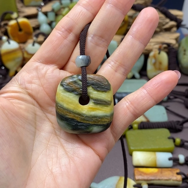 峰***未镶嵌蛇纹石玉挂件