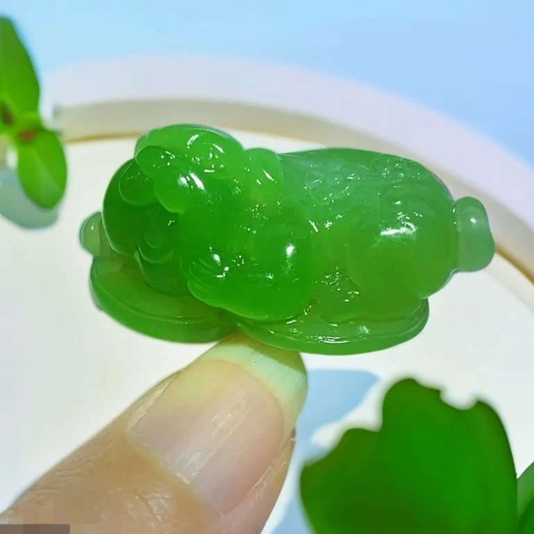 时尚精品和田玉翠青手工精雕开心福猪