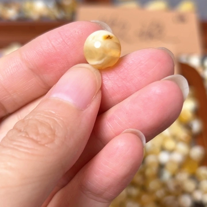 未镶嵌蜜蜡裸石10.4mm一个