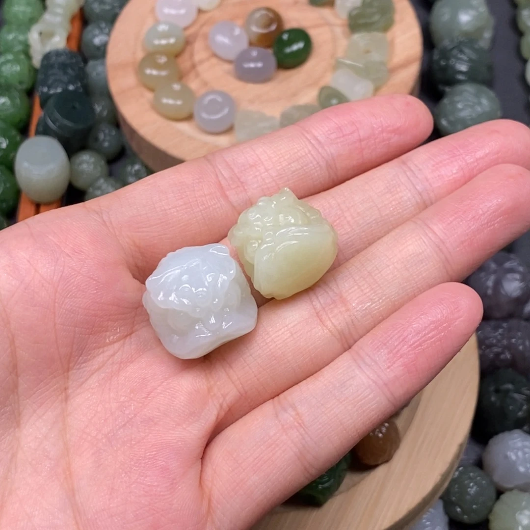 H***H和田玉未镶嵌颈饰