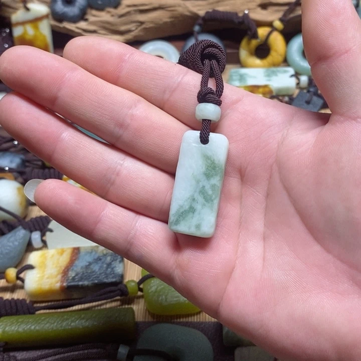 蛇纹石玉挂件未镶嵌