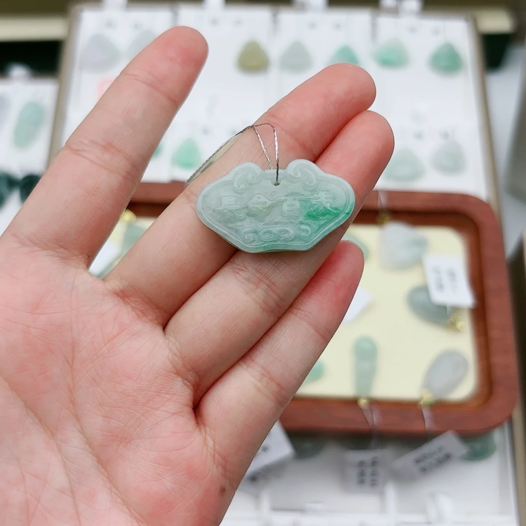 翡翠颈饰未镶嵌锁