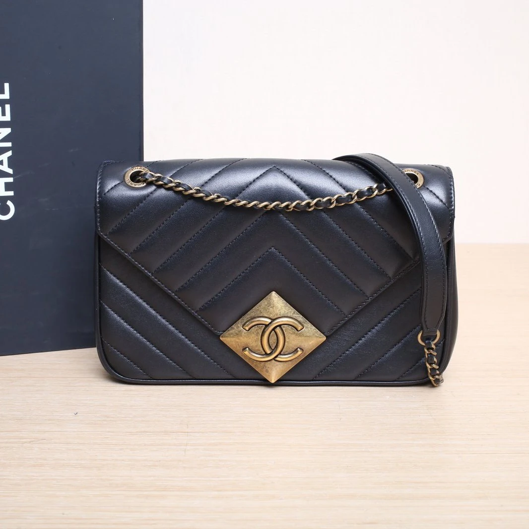 95新 Chanel/香奈儿 【双攀】 21开 季节款 V纹 口盖包 071401