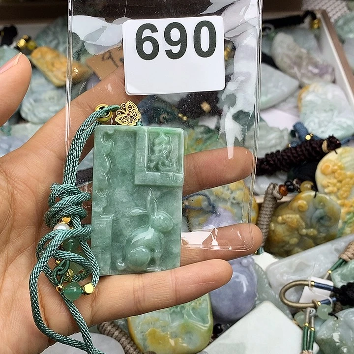 翡翠颈饰未镶嵌火*凰翡翠