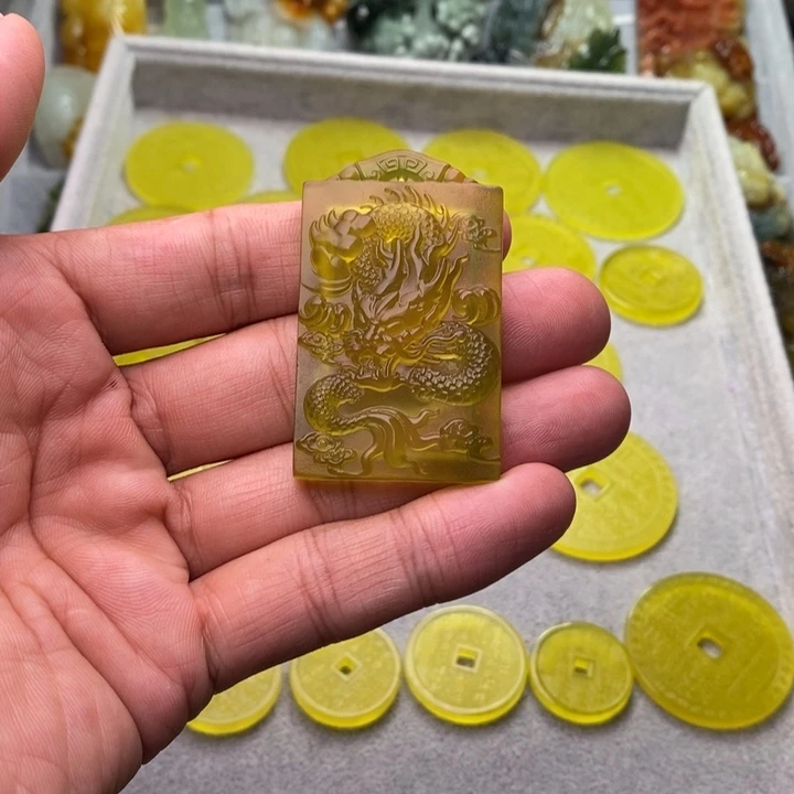 生***依蛇纹石玉未镶嵌颈饰